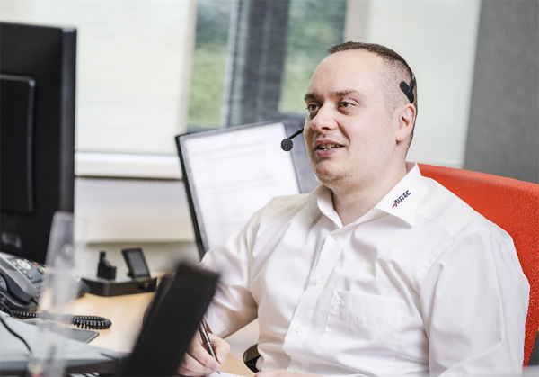 AUTEC-Mitarbeiter im Beratungsgespräch